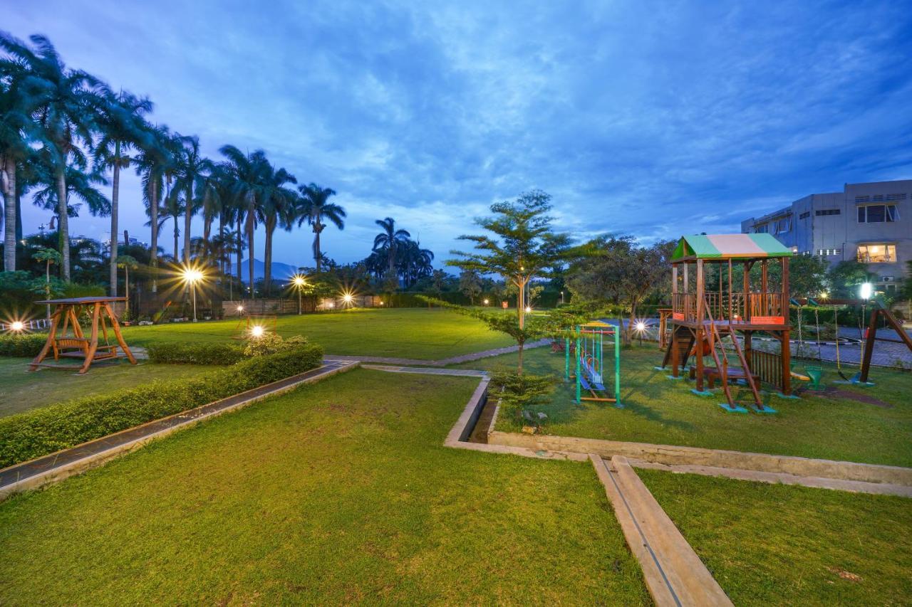 Harris Hotel Sentul City Bogor Exteriör bild