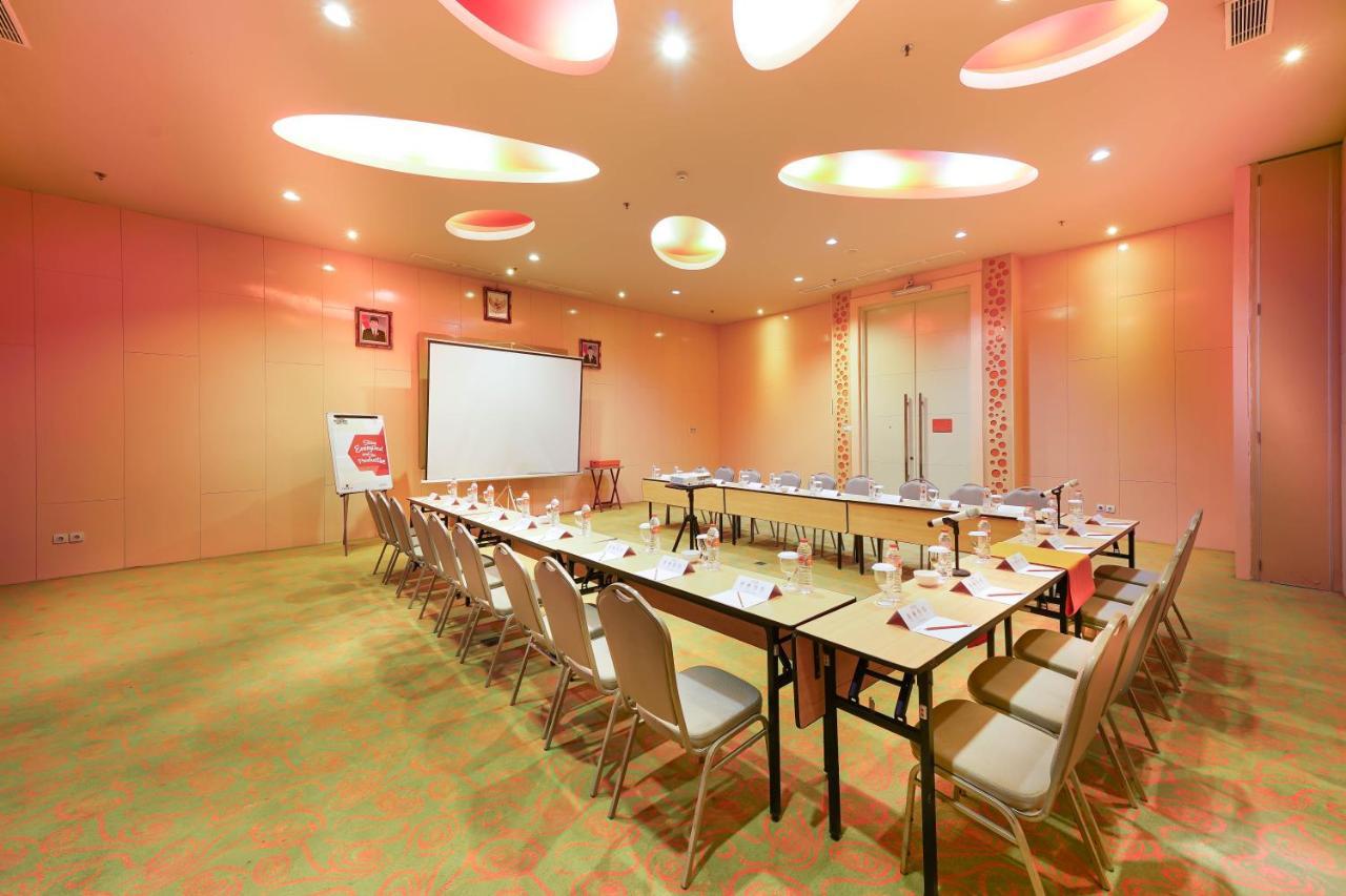 Harris Hotel Sentul City Bogor Exteriör bild