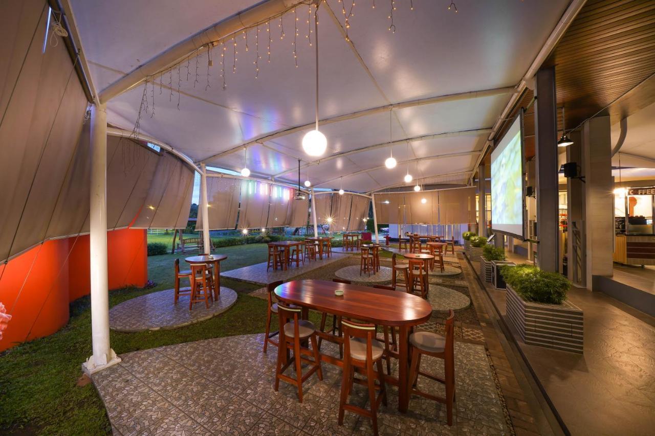 Harris Hotel Sentul City Bogor Exteriör bild